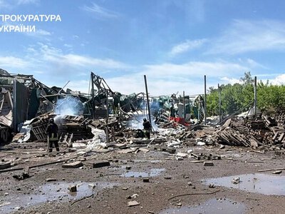 россияне ударили ракетой по предприятию в Дергачах, двое погибших и много раненых
