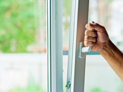 В Виннице 11-летний школьник выпрыгнул из окна 9-го этажа из-за конфликта в супермаркете