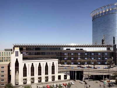 В Киеве демонтируют часть БЦ Лукьяновский после обстрелов