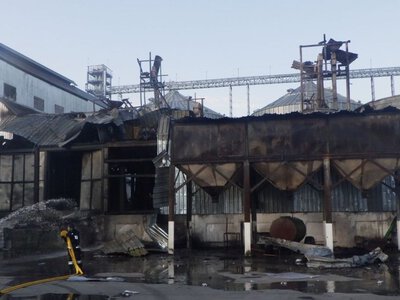 Россияне обстреляли элеватор в Сумской области: вспыхнул пожар (ФОТО)
