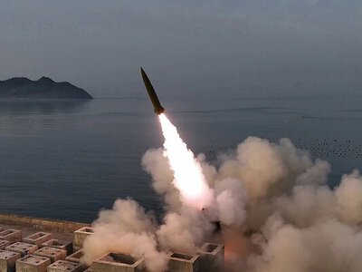 КНДР выпустила баллистическую ракету и несколько снарядов в сторону моря