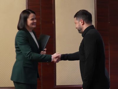 Зеленский впервые провел переговоры с Тихановской