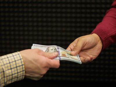  Казахстанцы стали реже переводить деньги за границу: куда уходит больше всего средств 