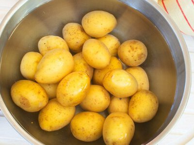 Как быстро очистить молодой картофель