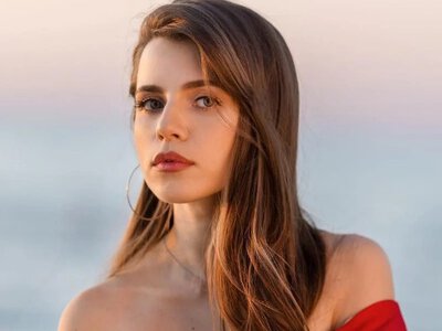Кристина Соловей удивила фигурой в темном бикини