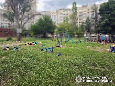 Обстрел детской площадки в Херсоне: погиб мужчина, его жена и дочери ранены
