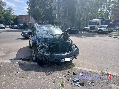 В Николаеве Toyota столкнулась с Lexus и вылетела с дороги