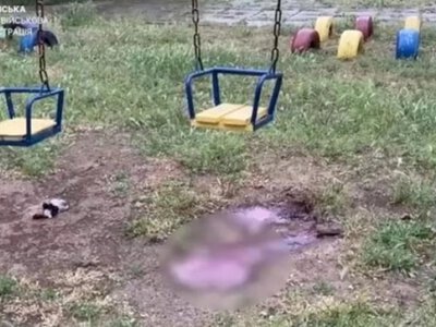 Россияне ударили по детской площадке в Херсоне: погиб отец, ранены мать и двое детей