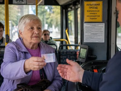Водитель требует оплату с пенсионера: что говорит закон о льготном проезде в маршрутках