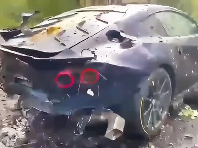 Один из 999: раритетный суперкар Ferrari за $2 миллиона разбили в серьезном ДТП (видео)