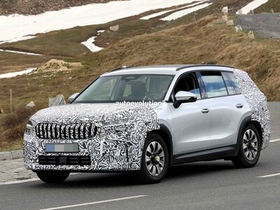 Обновленный семейник Skoda Kodiaq заметили на тестах в Альпах: первые фото
