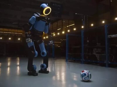 Футбольный бунт роботов: Atlas научился обыгрывать людей и имитировать эмоции