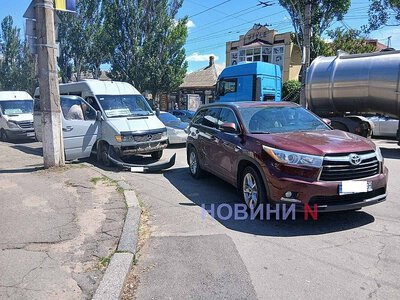 Toyota «подрезала» маршрутку в центре Николаева