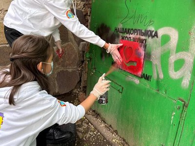 В Астане молодежь закрасила граффити с рекламой наркотиков