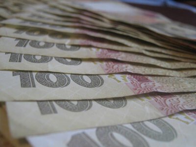Гривна укрепилась к доллару и евро