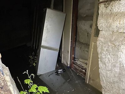 В Николаеве подвал дома две недели затоплен канализацией: смрад идет в квартиры