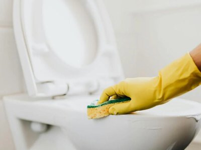 Забудьте про оцет і соду: чим ефективно очистити унітаз від нальоту