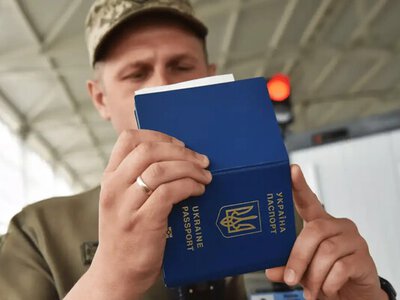 Не все украинские пенсионеры могут уехать за границу: кому запрещено покидать страну