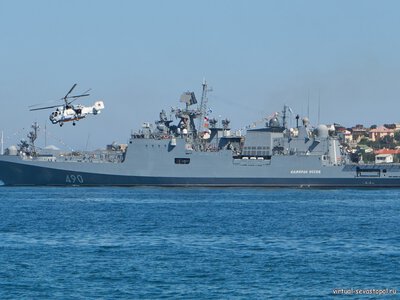 Как FP-1 удалось попасть по фрегату Адмирал Эссен в Новороссийске: несмотря на пулемет с лазером (видео)
