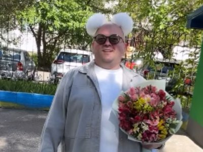 Юрий Ткач в забавном наряде пришел на последний звонок дочери