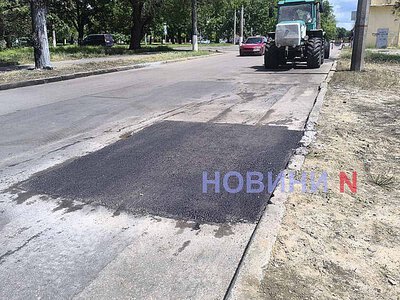 В Николаеве оперативно закатали асфальтом воронку на дороге, оставшуюся после взрыва «шахеда» (фото)