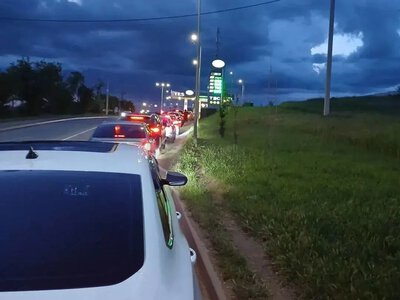 В оккупированном Крыму ввели жесткие лимиты на бензин: на АЗС образовались большие очереди (фото, видео)