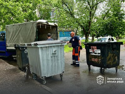 Ледве встигають оновлювати: у Запоріжжі вандали масово нищать сміттєві контейнери