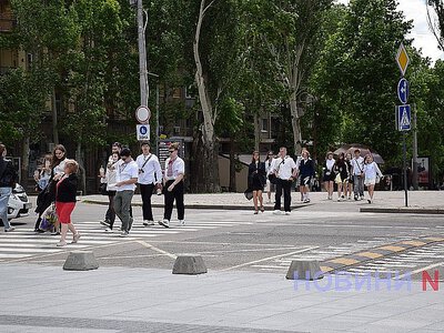 В центре Николаева неизвестный сделал фото у школьницы под юбкой: полиция ищет мужчину