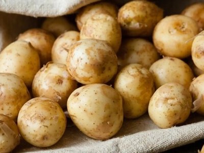 Больше никаких грязных рук! Как почистить молодую картошку очень быстро и легко