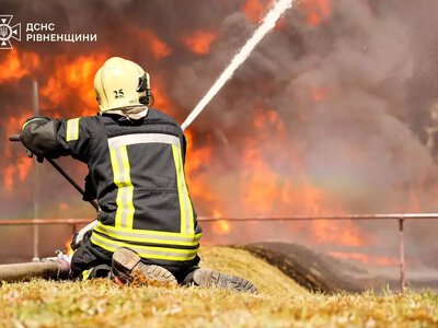 Пожар после атаки рф на предприятие в Ровенской области тушили весь день