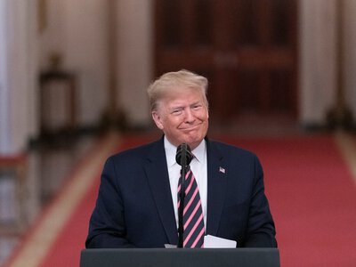Трамп находится в отличном состоянии здоровья, но у него отек на ноге и синяки на руках - врач