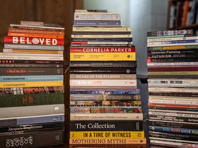 Более 100 книг из 13 стран: Художественная библиотека во Львове получила значительное пополнение своей коллекции