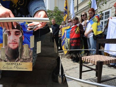 Ждет своего Героя: во Львове семьи пленных и пропавших без вести установили кресло надежды