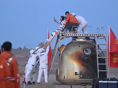 Застряли в космосе: китайские астронавты вернулись на Землю после рекордной миссии (видео)