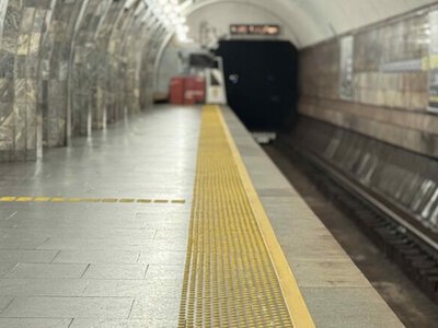 Киевский метрополитен продолжает внедрять безбарьерность: в этом году тактильную навигацию установят ещё на 10 станциях