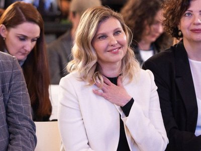 У білому жакеті і зачіскою з локонами: Олена Зеленська відвідала Книжковий Арсенал (фото)
