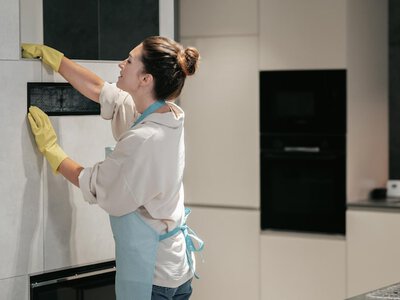 Як швидко прибрати жирні плями з кухонних фасадів: 8 способів