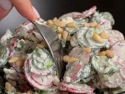 Самый хрустящий салат сезона: готовим из редиса и огурцов