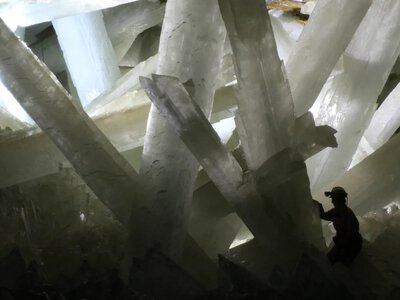 Самые большие кристаллы в мире скрыты в опасной пещере: не каждый рискнет войти в нее (видео)