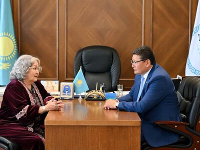 Аким области встретился с Народной артисткой Казахстана Лидией Каденовой