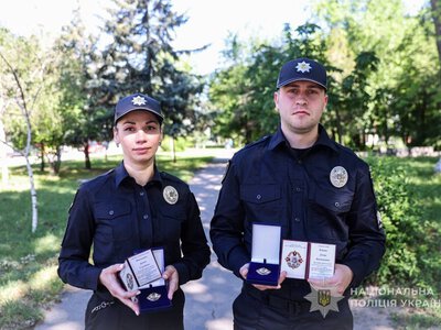 Рятували цивільних з-під завалів і під обстрілами: двоє запорізьких поліцейських отримали відзнаки