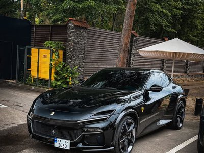 Полный привод и 12 цилиндров: в Киеве заметили первый кроссовер Ferrari за $500 000 (фото)