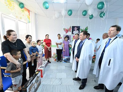 В честь праздника пациенты детской больницы получили подарки