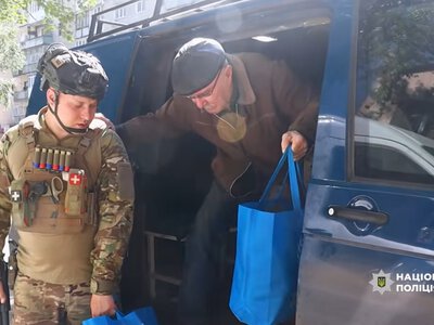 «Белые ангелы» под обстрелами эвакуируют жителей Николаевки из подвалов