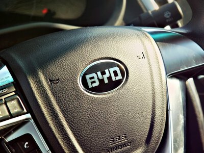 Автогигант BYD прервал самую длинную в своей истории серию падения продаж