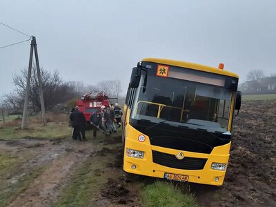 В Николаеве спасатели вытащили из грязи школьный автобус