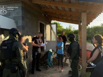 Многодетная мать на Закарпатье снимала порно с 13-летней дочерью, её отправили под стражу