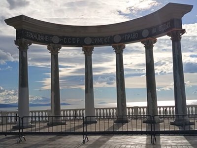 «Для граждан СССР». В Алуште со скандалом обновили ротонду: что изменилось? (ФОТО)
