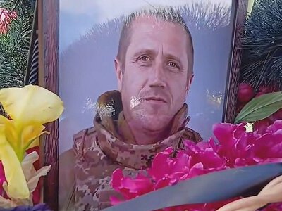 На коленях и с цветами: на Николаевщине попрощались с защитником Андреем Брендулей
