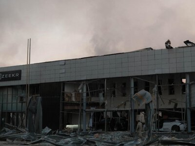 Обстрел Киева: в результате российской атаки сгорел автосалон китайских электрокаров Zeekr